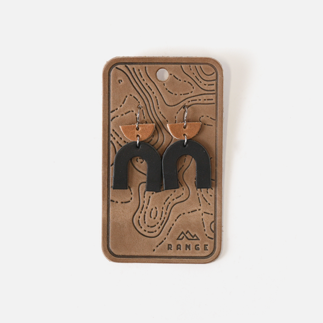 Arched Full-Grain Leather Drop Earrings: Natural/Black