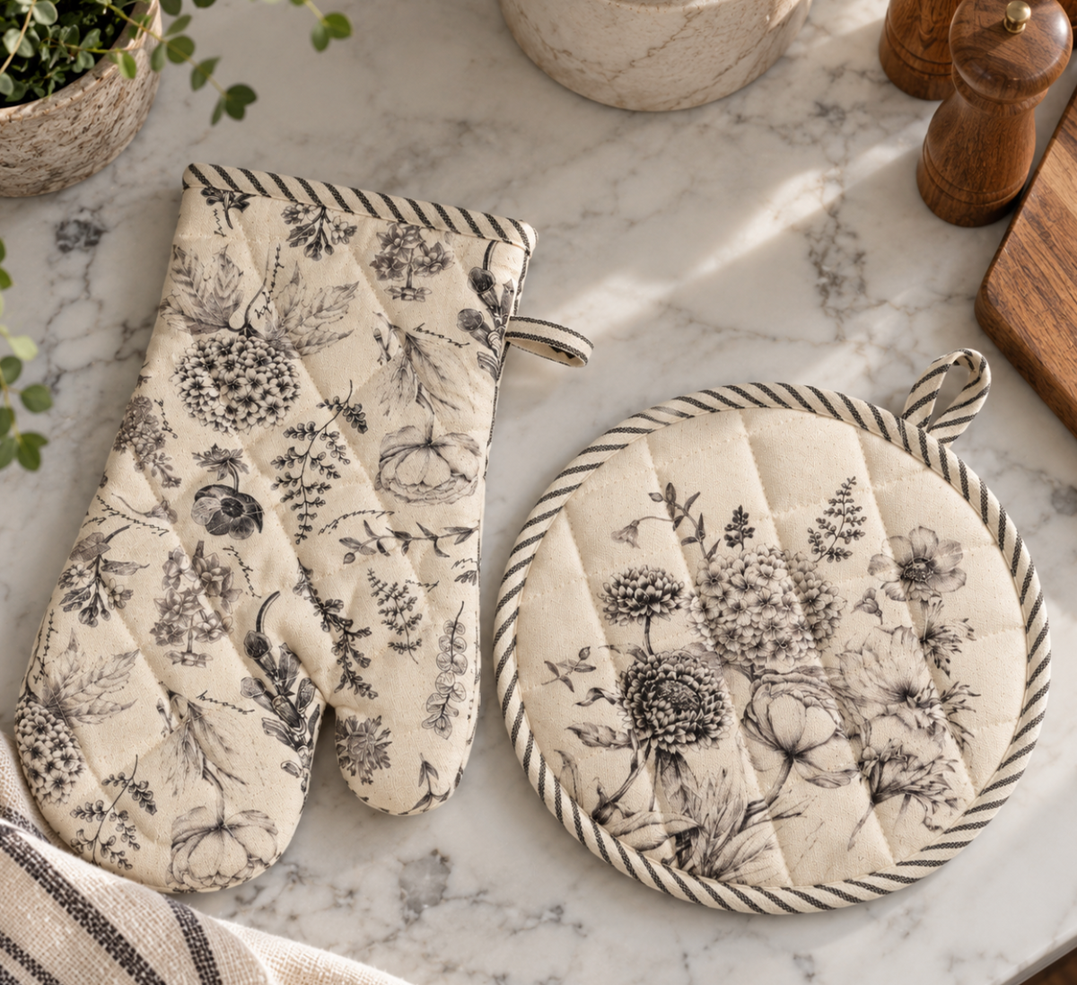 Black and White Botanical Oven Mitt and Pot Holder Set