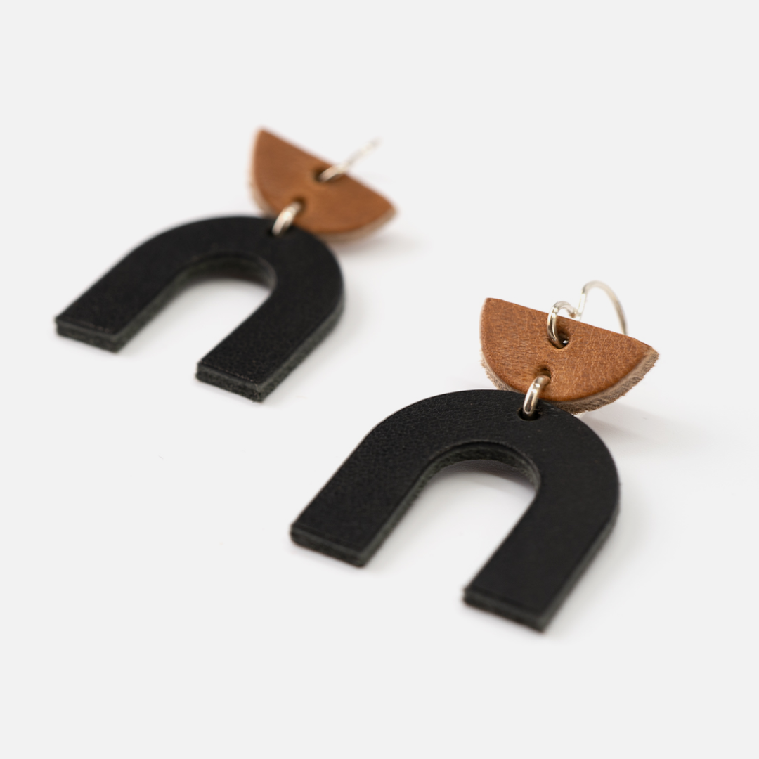 Arched Full-Grain Leather Drop Earrings: Natural/Black